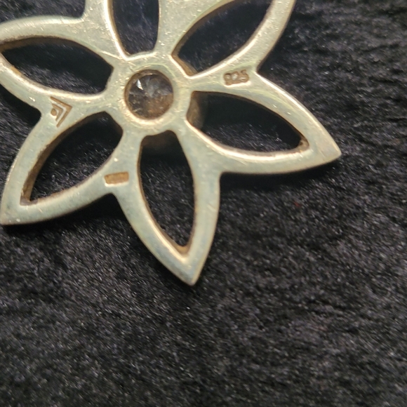 EUC Silpada sterling silver flower/star with CZ pendent - Picture 3 of 6